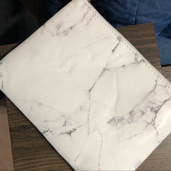 ✨HP✨ ❤️Marble Heart Cosmetic Clutch - Picture 3 of 4